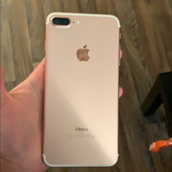 IPHONE 7 plus one small crack - Picture 2 of 3
